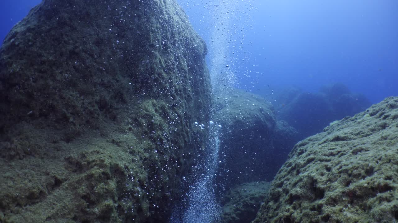 silueta buzos rayos de sol brillan rayos bajo el agua mujer buzo amd hombre buzos en el relajante paisaje azul del océano de la gente