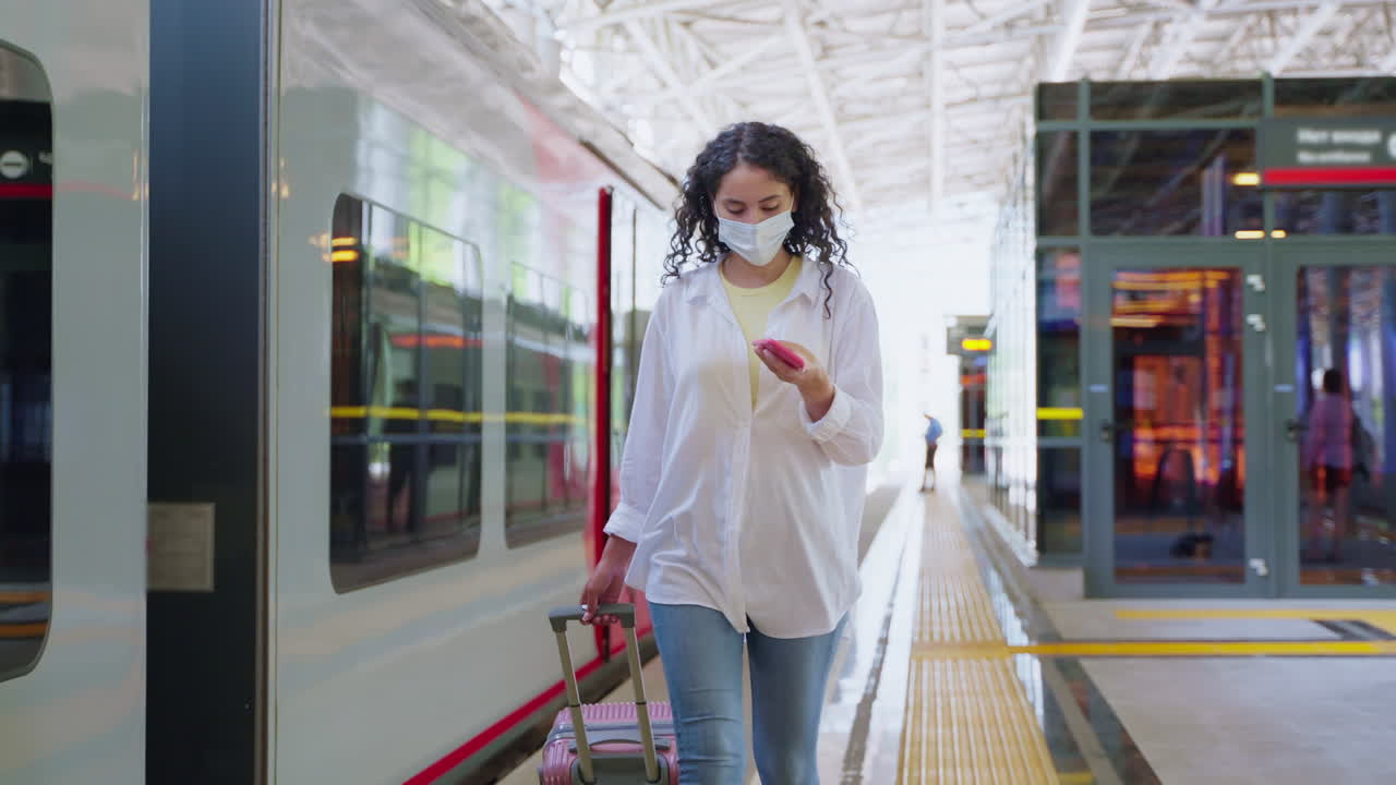 mujer esperando en la estación de tren