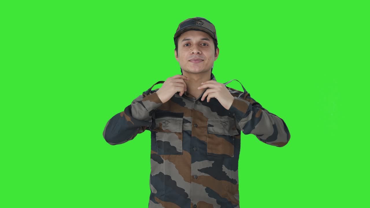 feliz hombre del ejército indio preparándose pantalla verde