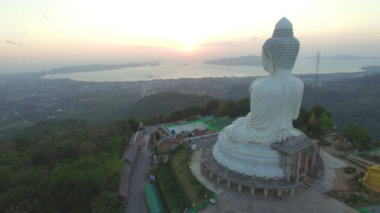 vista aérea del hermoso gran buda en la isla de phuket.