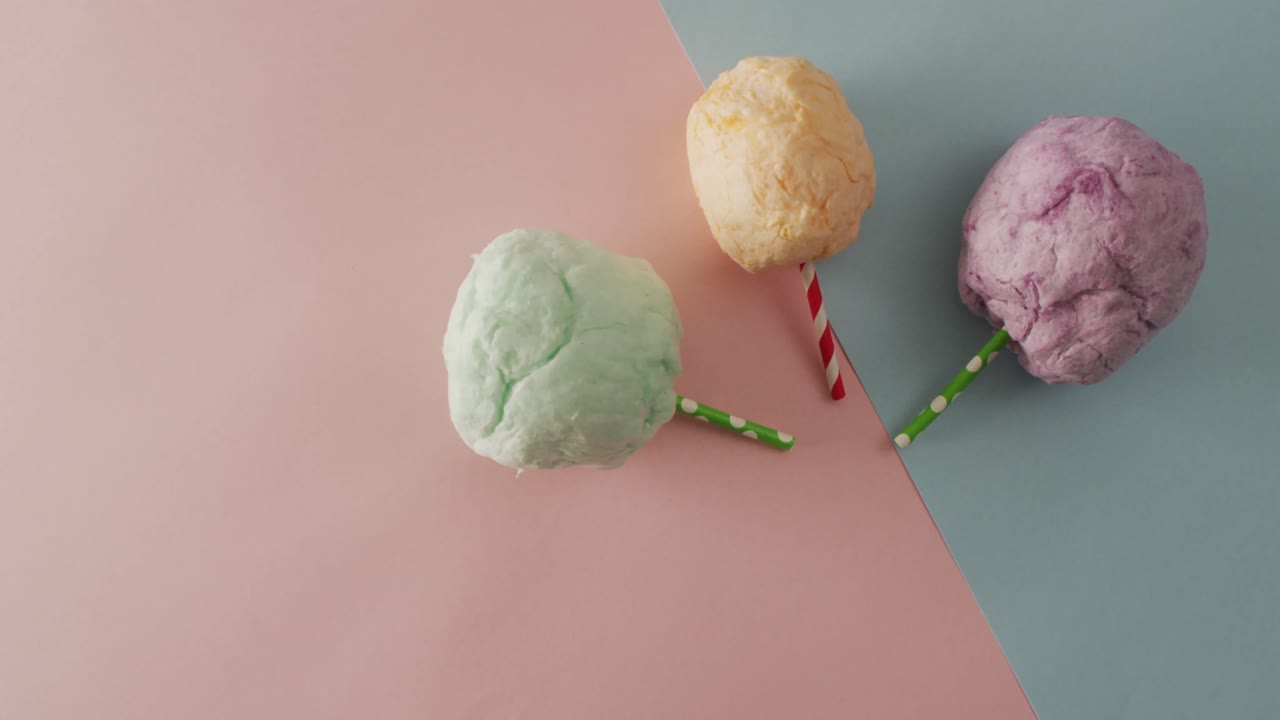 분홍색 과 초록색 파스텔 표면 에 놓여 있는 막대기 에 있는 마시멜로우 의 비디오