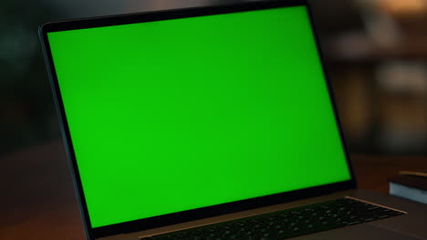 Nahaufnahme-Eines-Laptop-Computers-Mit-Grünem-Bildschirm.-Nahaufnahme-Eines-Mockup-Display-Computers