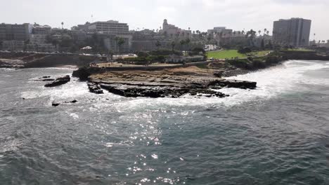 Point-La-Jolla-and-cove-in-San-Diego,-California---aerial-parallax