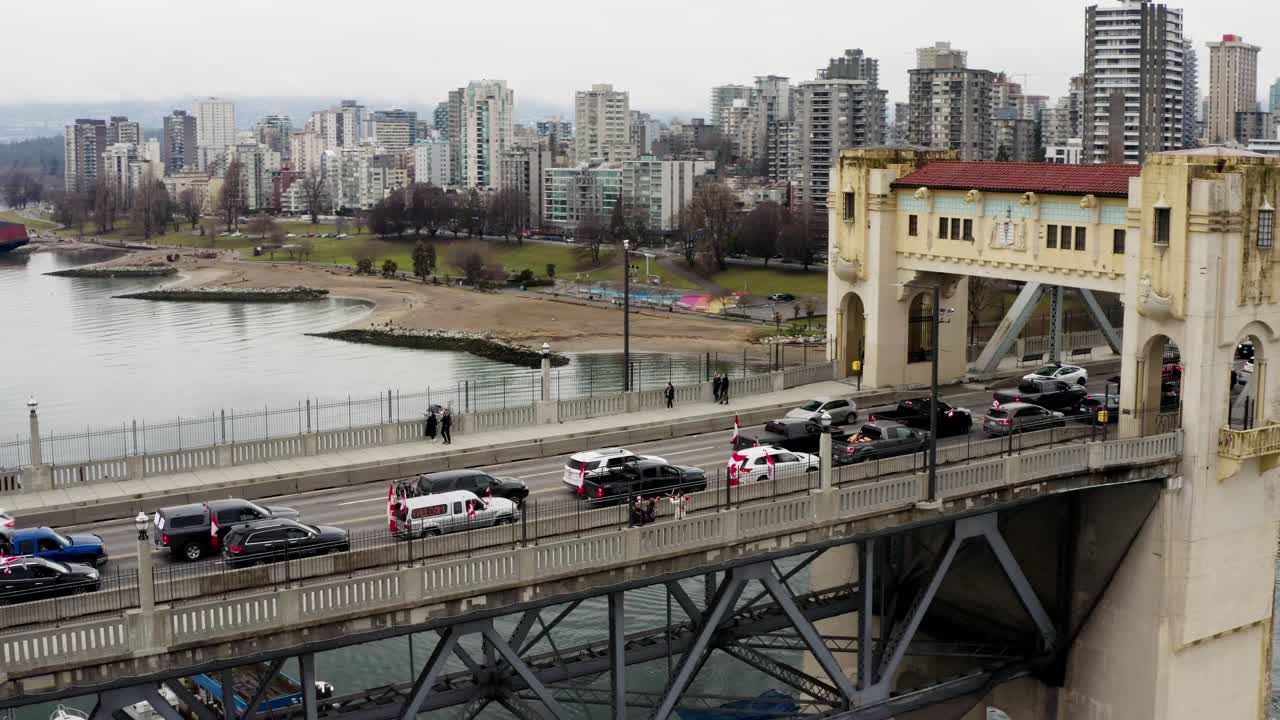 프리덤 호송 - 캐나다 밴쿠버에 있는 거짓 개울 위의 버라드 다리에 캐나다 국기가 늘어선 차량