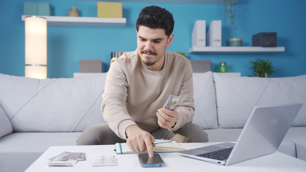 el joven feliz planea el presupuesto de la casa.