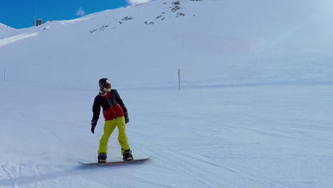 Snowboarder-Deslizándose-Cuesta-Abajo-En-Un-Día-Soleado-En-Cámara-Lenta