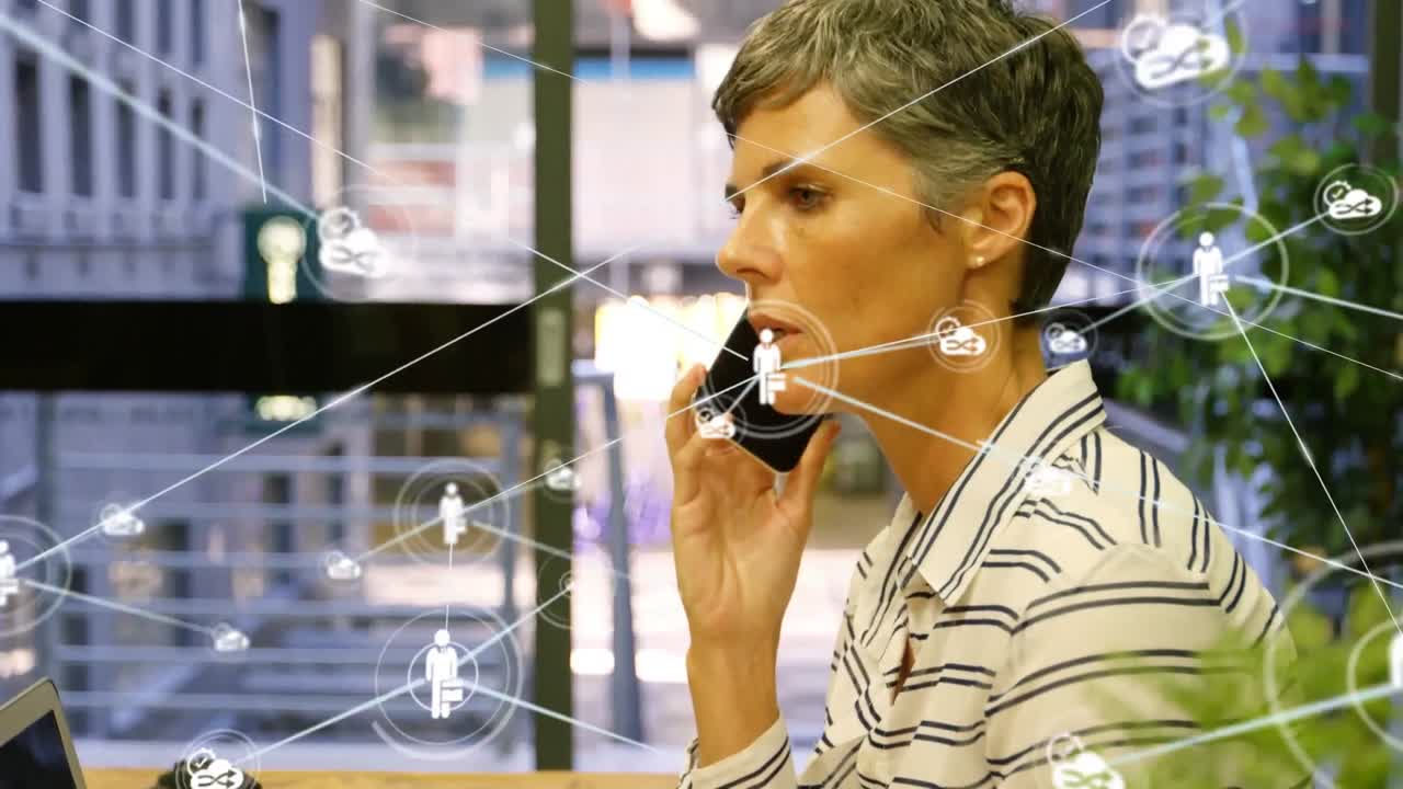 animación de conexiones con iconos procesamiento de datos sobre mujer caucásica usando teléfono inteligente