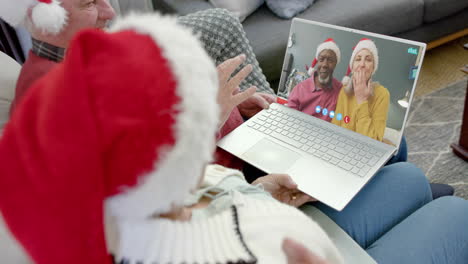 Dos-Felices-Y-Diversas-Parejas-Mayores-Teniendo-Videollamadas-Navideñas-Con-Portátiles,-Cámara-Lenta