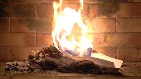 un pedazo de papel obteniendo calor en las llamas del fuego