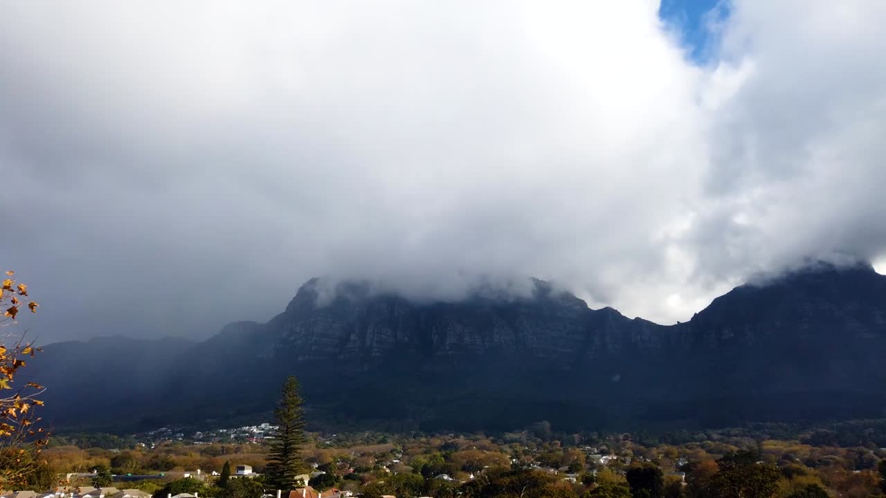 grandes nubes blancas esponjosas que explotan en un cielo azul brillante