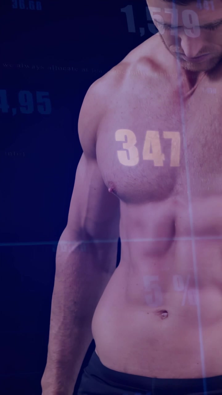 Video verticale: La telecamera si allontana mentre un uomo posa a torso nudo, con un HUD che anima le statistiche di fitness sul busto