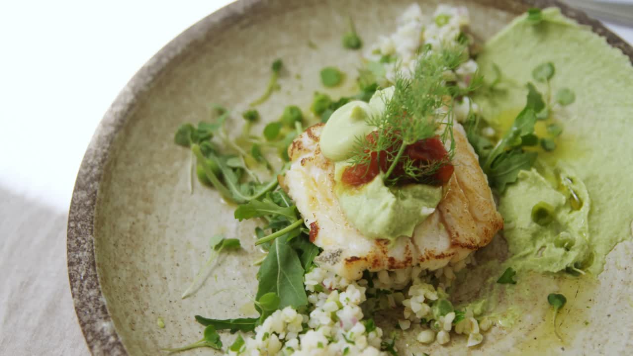 접시에 맛있는 식사