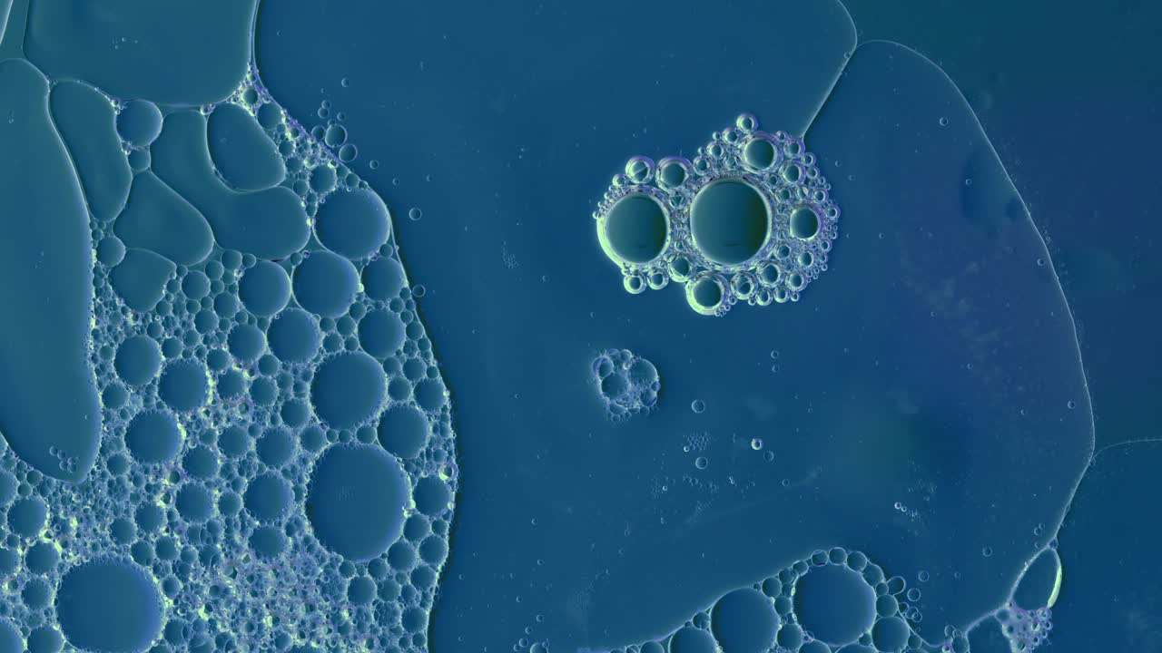 미용 치료 수소 생산을 위한 기름 방울이 있는 깊고 푸른 추상적 배경