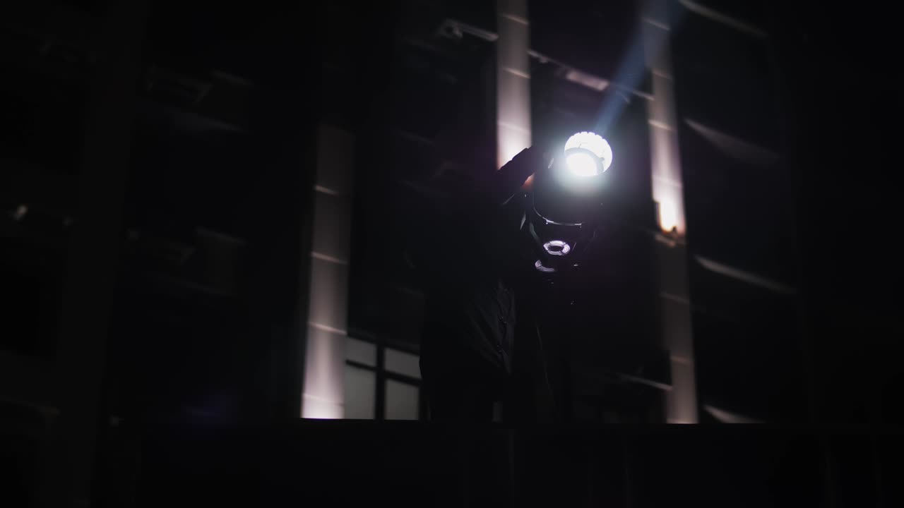 효과에 대한 스포트라이트가 연기에 빛납니다.