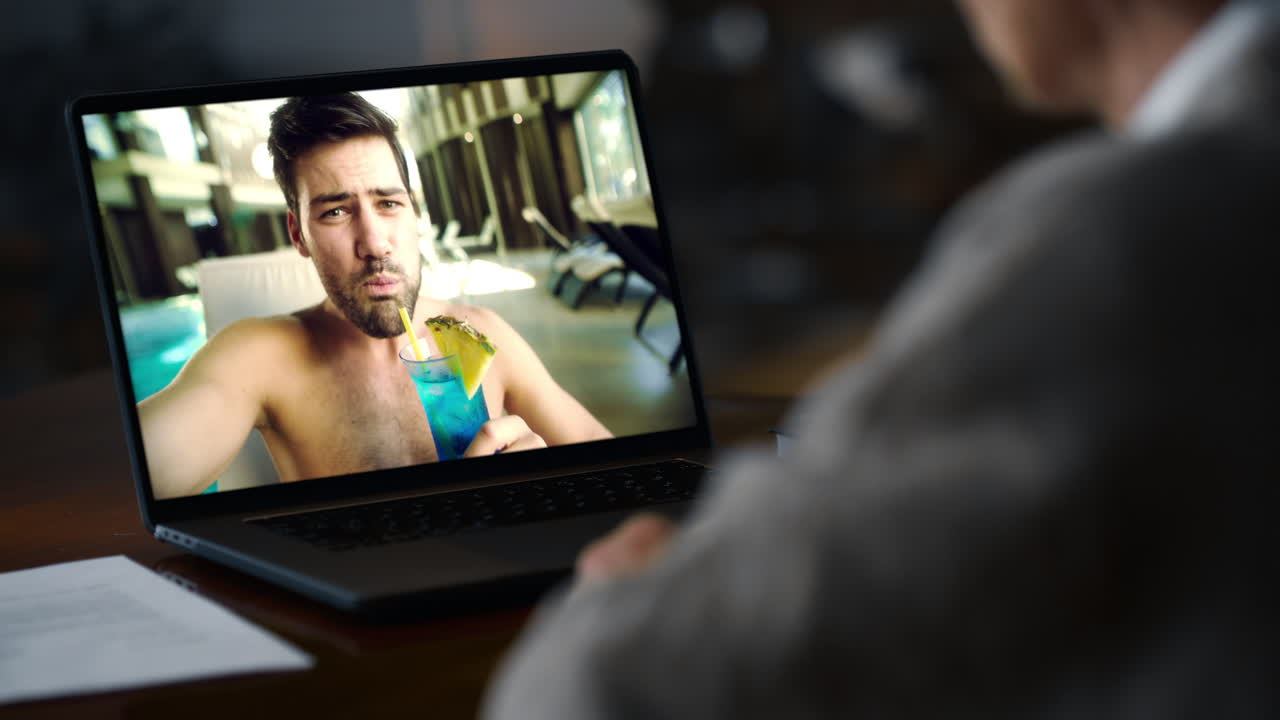 Coppia felice che chatta durante una riunione virtuale online ravvicinata in un luogo buio. Signora che parla