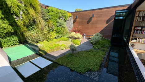 pequeño jardín con diseño de paisaje moderno fuera de la casa