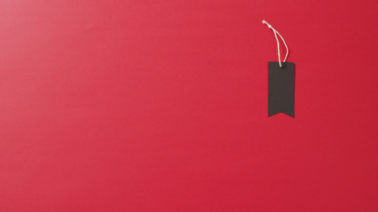 etichetta di vendita nera con con stringa su sfondo rosso con spazio di copia