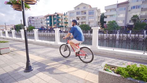 um jovem a andar de bicicleta na cidade.