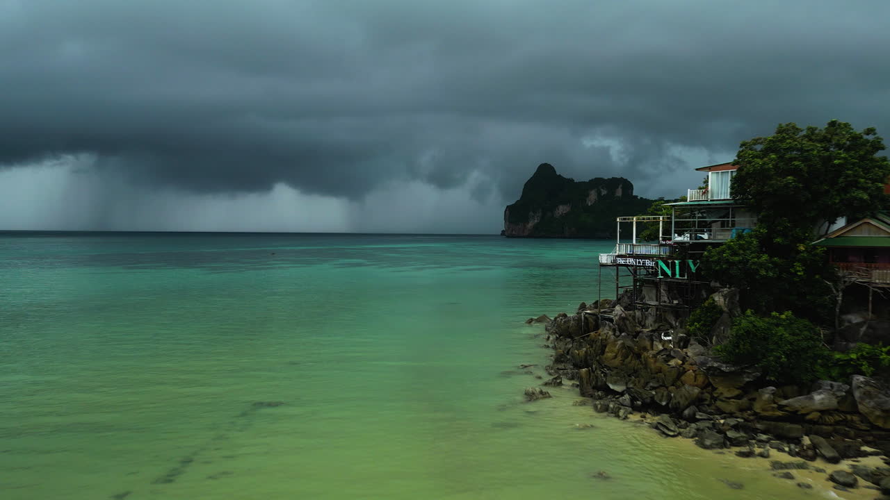 tormenta tropical en la costa del paraíso de la isla de koh phi phi, tailandia, vista aérea