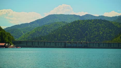 Bicaz-dam-in-western-Romania-and-surrounding-vacation-homes,-summertime-is-fun-time