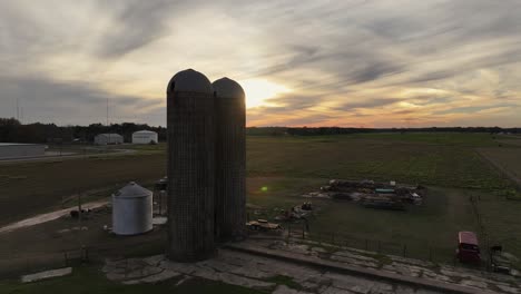 Drohnenflug-In-Der-Nähe-Von-Silos-Auf-Einem-Ackerland-In-Alabama