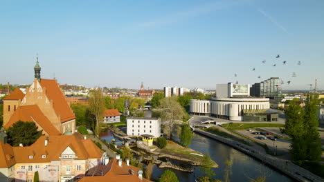 Horizonte-Aéreo-De-Bydgoszcz-Sobre-El-Casco-Antiguo-Con-Vistas-A-La-ópera-Nova,-El-Río-Brda-Y-Silownia-Dla-Ryb