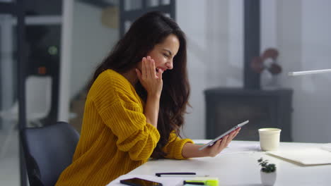 Cheerful-business-woman-touching-pad-screen.-Pretty-girl-surfing-internet-on-pad