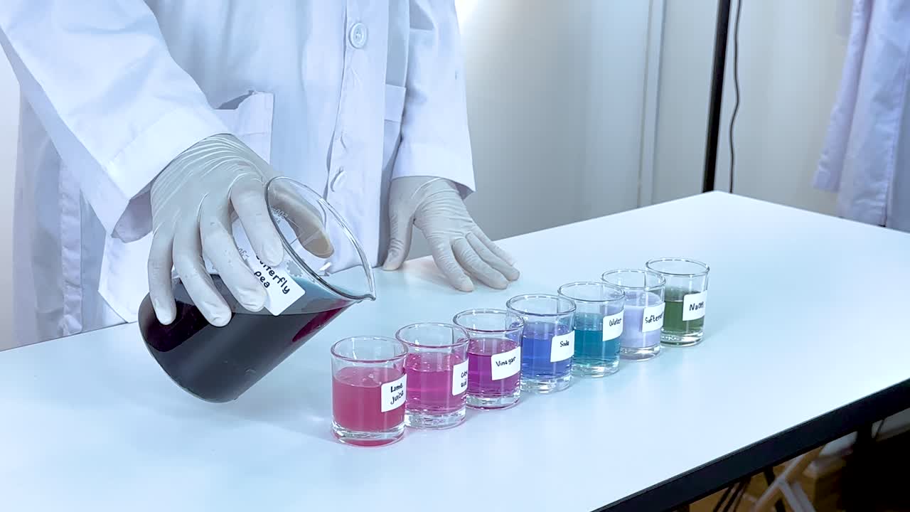 el científico vierte líquido en vasos, causando cambios de color. iluminación brillante, bata de laboratorio blanca y una configuración de laboratorio limpia