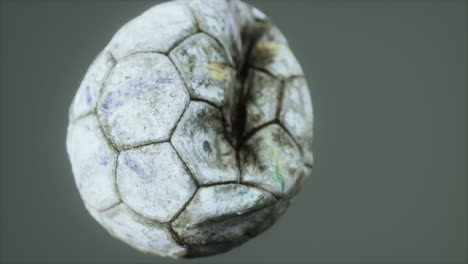 viejo balón de fútbol de cuero desinflado