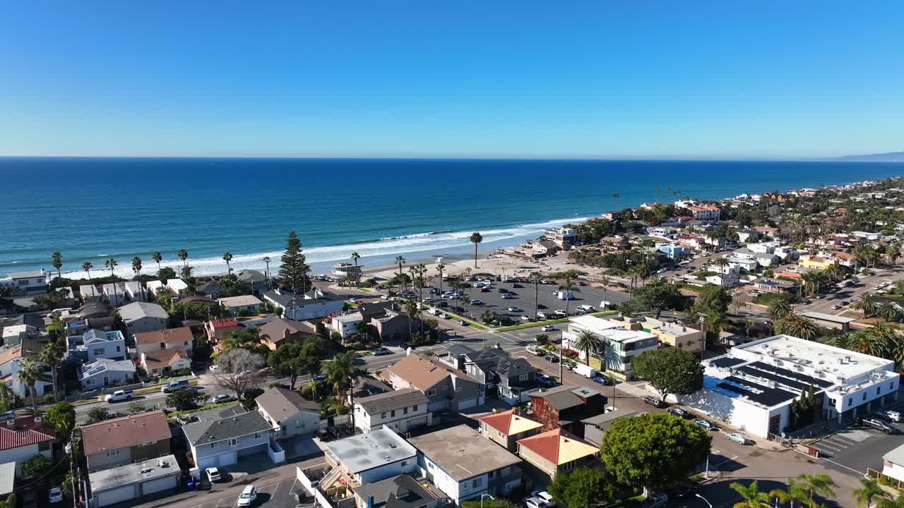 엔시니타스 캘리포니아의 아름다운 달빛 해변에서 따뜻하고 화창한 날 - 샌디에고 근처 엔시니타스의 4k 드론 샷