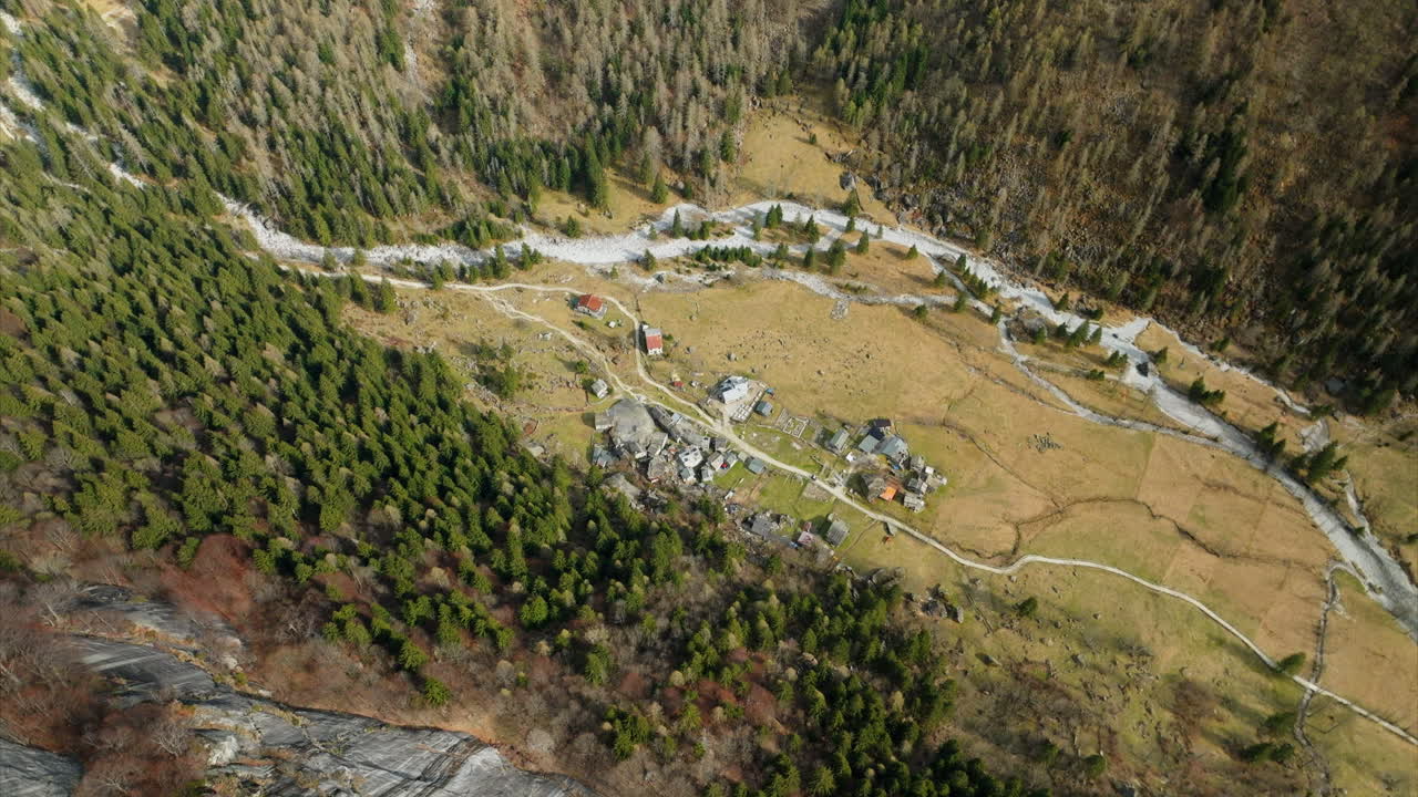 여름 에  ⁇  디 멜로 자연 보호 구역 계곡 한가운데 에 있는 특이 한 마을 공동체 의 공중 전망