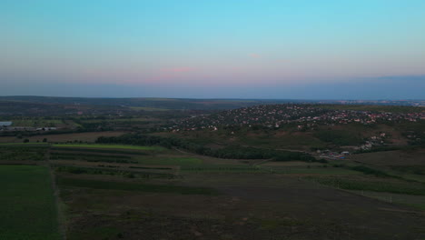 Drohnenlandschaft:-Sonnenuntergang-über-Der-Landschaft-–-Eine-Ruhige-Odyssee-Aus-Der-Luft,-Die-Die-Sanfte-Schönheit-Ländlicher-Landschaften-Offenbart,-Die-Vom-Sanften-Rosa-blauen-Licht-Der-Dämmerung-Berührt-Werden