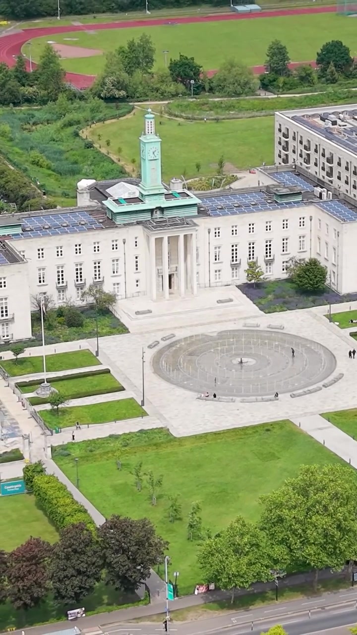 Walthamstow rådhus' omvendte elliptiske dronebane avslører Waltham Forest kommunale kontorer og forsamlingshallkomplekset, borgerlig arkitektur og grønne plener i London, Storbritannia. Vertikalt format.