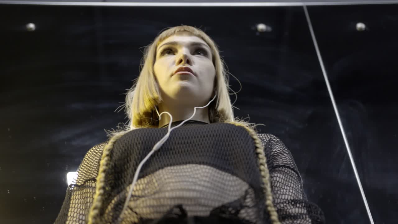 mujer joven escuchando música