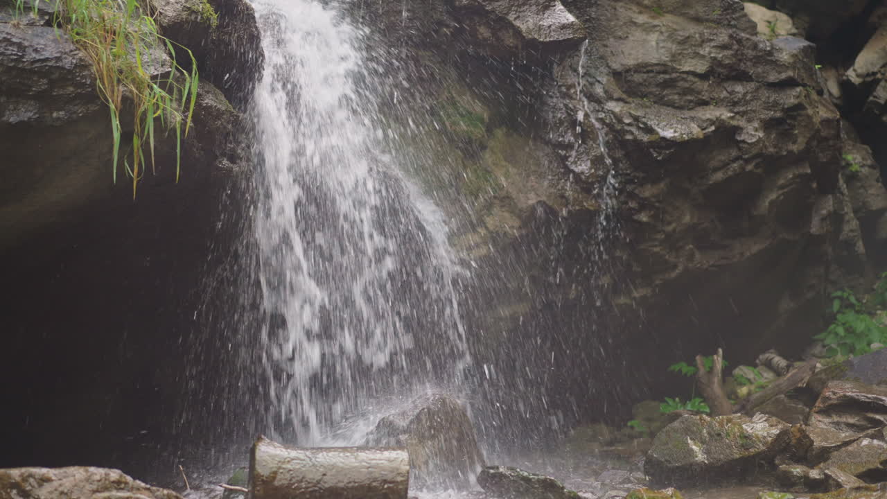 l'eau tombe de l'ancienne cascade de roches escarpées dans les hauts plateaux