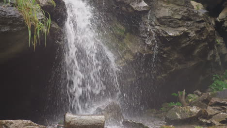 el agua cae de la vieja cascada de roca empinada en las tierras altas