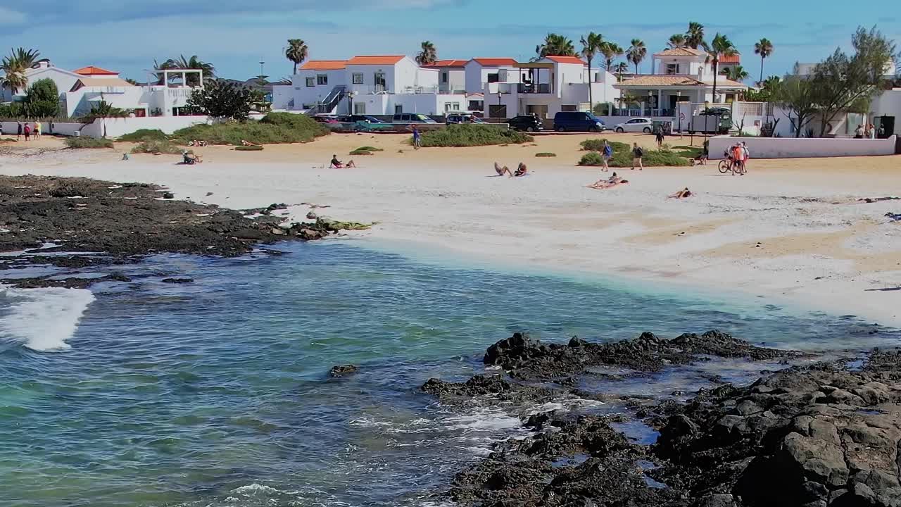 Utforske stranden på Kanariøyene i solskinn