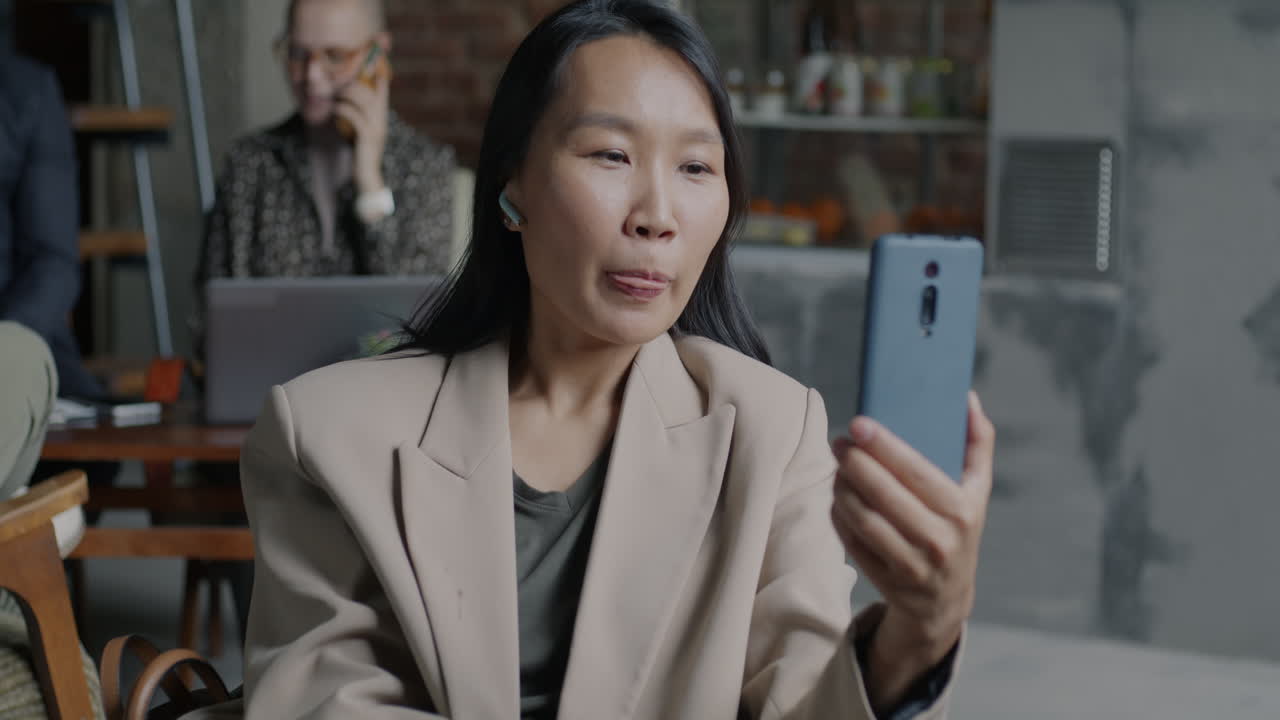 카페에서 비디오 통화를 하는 여자