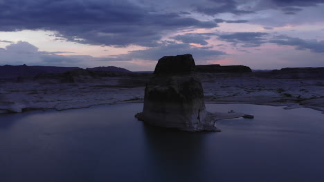 Herrliche-Felsformation-In-Den-Gewässern-Von-Utah-Während-Des-Farbenprächtigen-Sonnenuntergangs