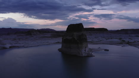 magnífica formación rocosa en las aguas de utah durante la colorida puesta de sol