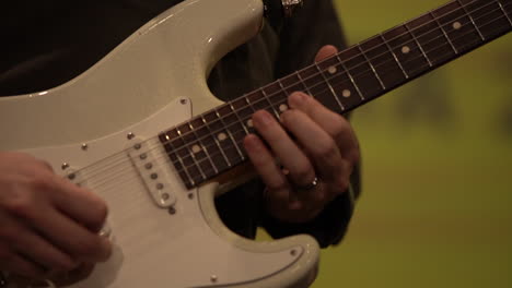 Hombre-Blanco-Caucásico-Cristiano-Tocando-La-Guitarra-En-El-Servicio-De-Adoración-De-La-Iglesia-Cristiana-Hd-Cámara-Lenta-De-Cerca