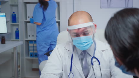 un primer plano del doctor hablando con la madre.
