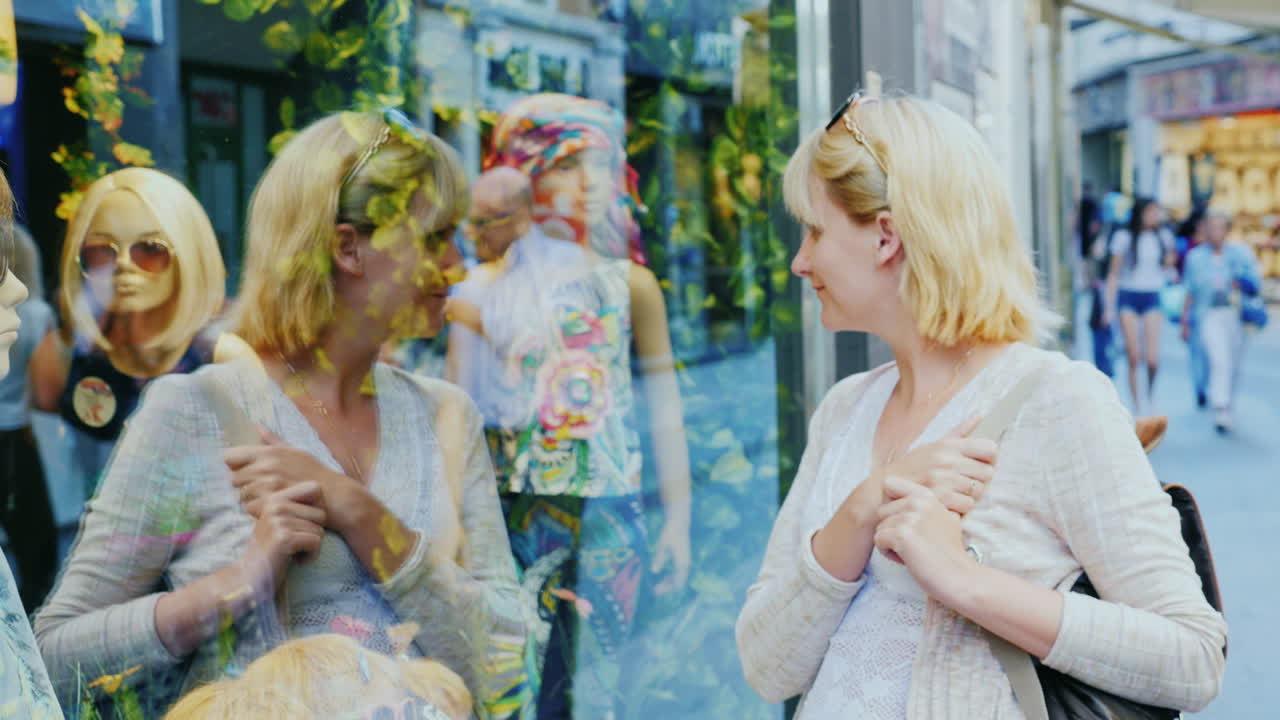 옷가게 창밖을 바라보는 젊은 여성 여행자 1