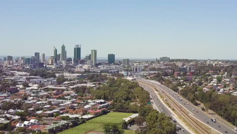 aéreo, autopista que conduce a edificios de gran altura en la distancia, pedestal arriba, perth, australia