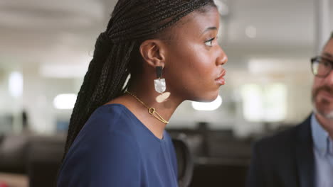 Mujer-Negra,-Discusión-De-Reunión-De-Negocios