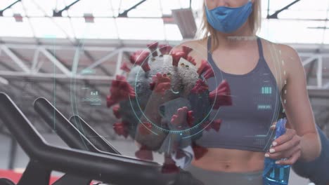 Animación-De-La-Célula-Covid-19-Sobre-Una-Mujer-Con-Mascarilla-Limpiando-El-Equipo-En-El-Gimnasio