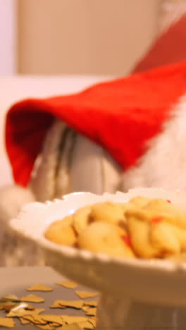 galletas de navidad en un plato con un vaso de leche