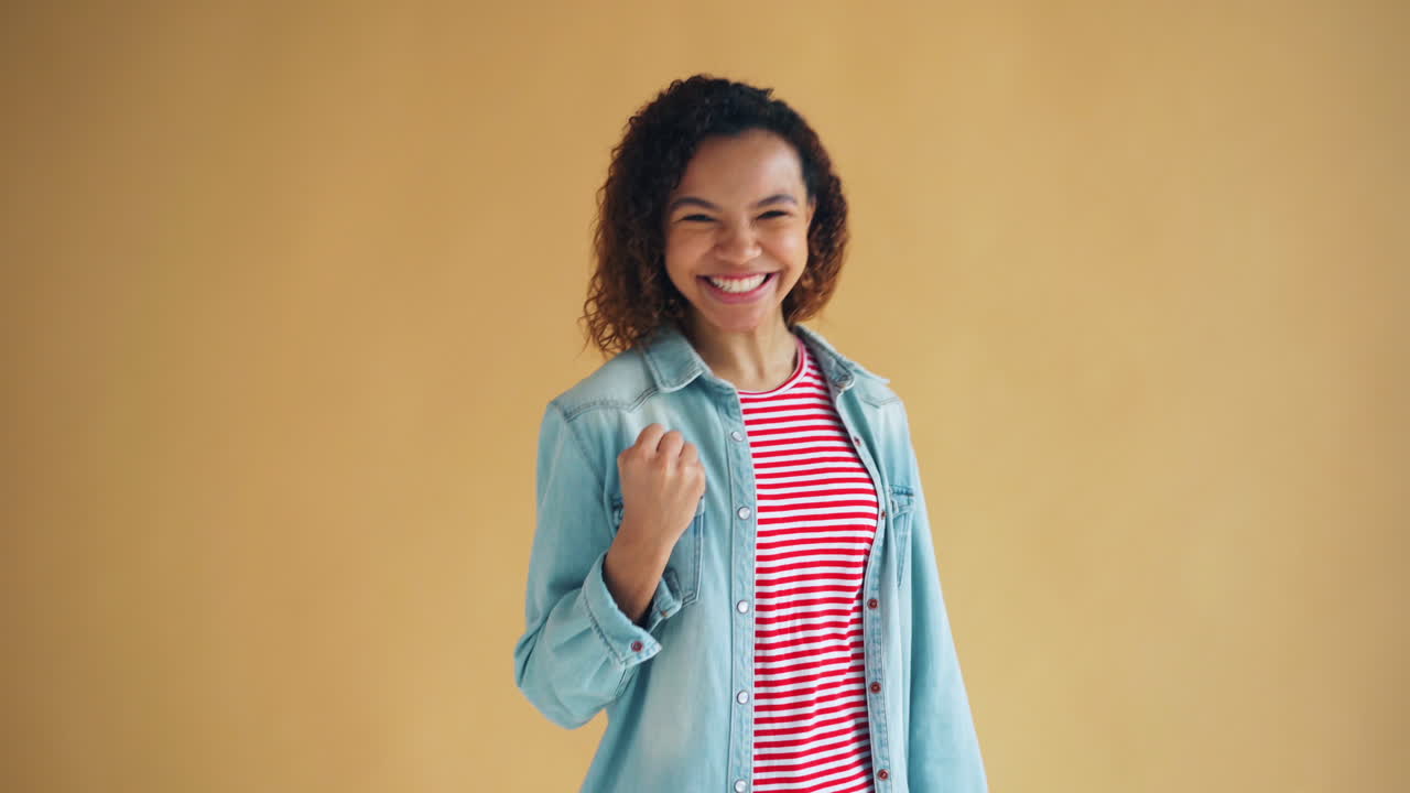 mujer feliz celebrando