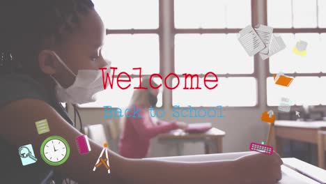 animación de palabras bienvenidos de vuelta a la escuela sobre chica con máscara de cara sentada en el aula