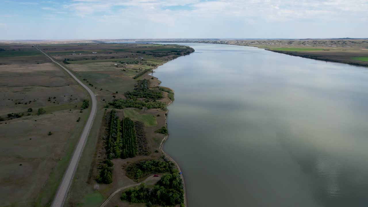 río missouri en dakota del sur - perspectiva aérea con la carretera junto al agua
